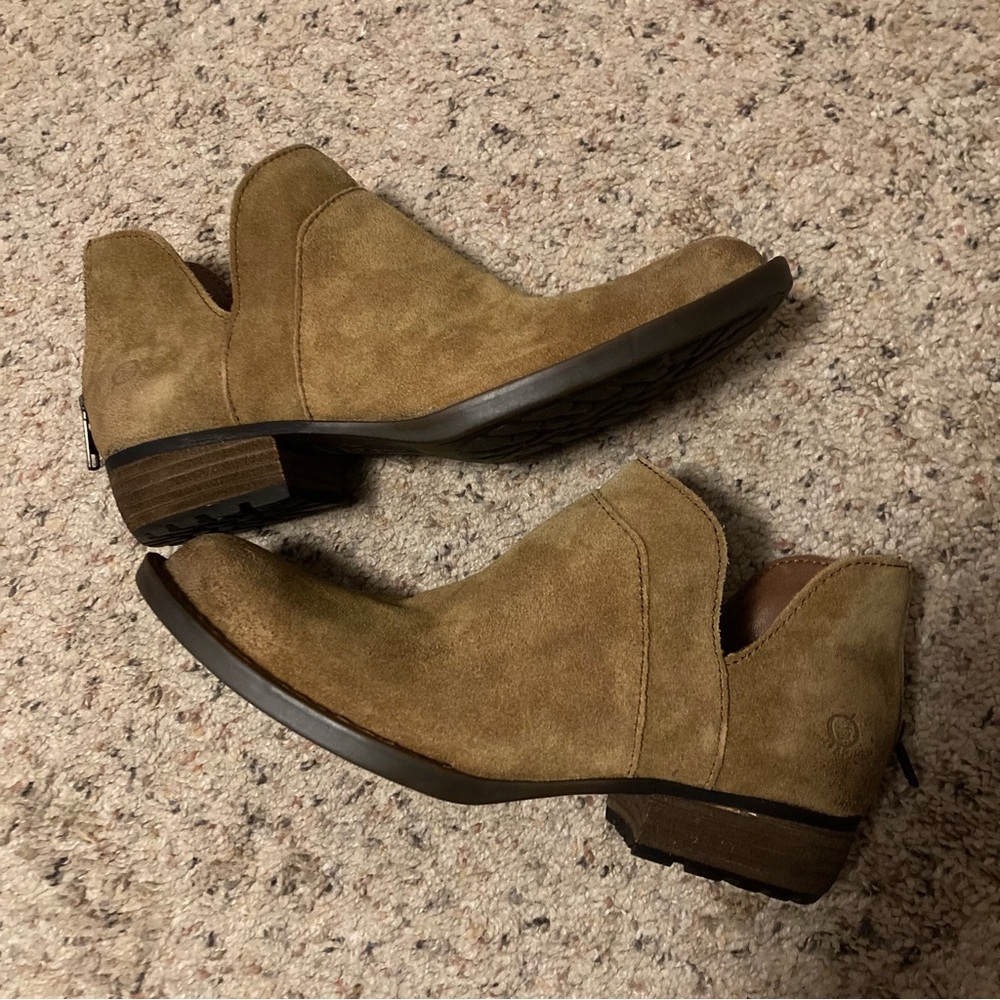 NIB Born Shoes tobacco brown suede leather ankle booties cutouts zipper back